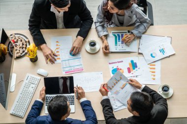 İş adamları grup toplantısı ofiste yukarıdan çekildi. İş kadınları, iş adamları ve ofis çalışanları, proje planlama belgeleriyle takım konferansında toplantı masasında çalışıyorlar. .