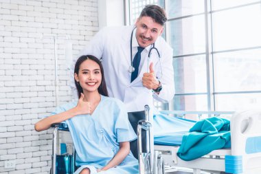 Profesyonel üniformalı doktor hastanedeki ya da klinikteki hastayı muayene ediyor. Sağlık, sağlık ve doktor hizmetleri konsepti.