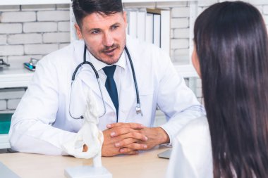 Profesyonel üniformalı doktor hastanedeki ya da klinikteki hastayı muayene ediyor. Sağlık, sağlık ve doktor hizmetleri konsepti.