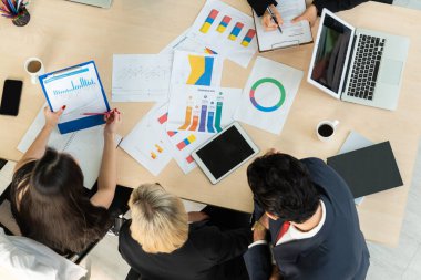 İş adamları grup toplantısı ofiste yukarıdan çekildi. İş kadınları, iş adamları ve ofis çalışanları, proje planlama belgeleriyle takım konferansında toplantı masasında çalışıyorlar. .