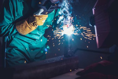 Metal kaynak çeliği, fabrikada çelik kaynaklamak için elektrikli yay kaynak makinesi kullanır. El becerisi iş gücü kavramına göre metal imalatı ve inşaat bakım hizmeti.