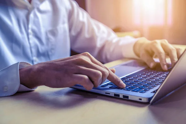 Empresário Mão Digitando Teclado Computador Computador Portátil Escritório Conceito Negócios — Fotografia de Stock