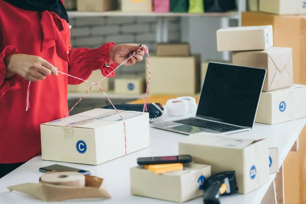 Vendedor Línea Trabaja Oficina Casa Empaca Caja Envío Cliente Propietario — Foto de Stock