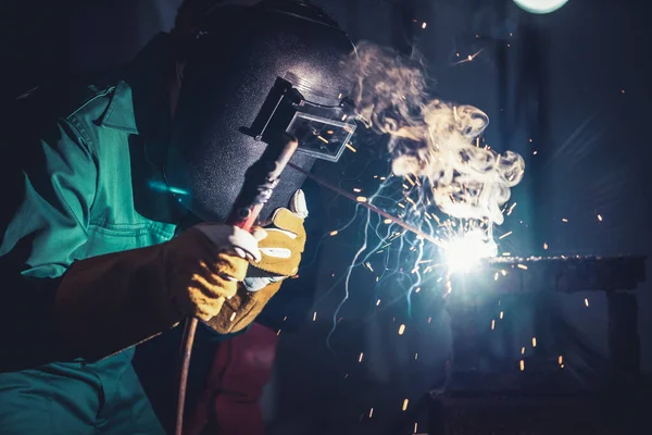 Metal Welding Steel Works Using Electric Arc Welding Machine Weld — Stock Photo, Image