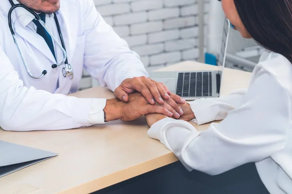 Arzt Uniform Untersucht Patient Krankenhaus Oder Der Klinik Gesundheitswesen Medizinisches — Stockfoto