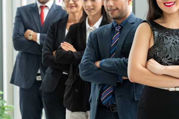 成功的商人站在一起 表现出强大的劳资关系 一个由商人和女商人组成的团队 在现代化的办公室里表现出了很强的团队精神 — 图库照片