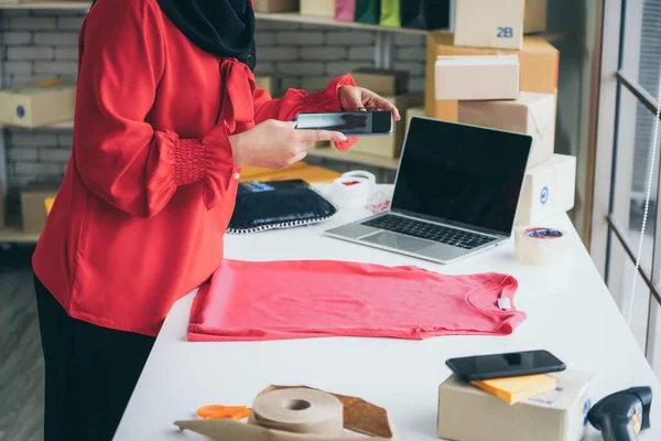 Çevrimiçi Satıcı Ofisinde Çalışıyor Teslimat Kutusunu Müşteriye Paketliyor Nternette Ticaret — Stok fotoğraf