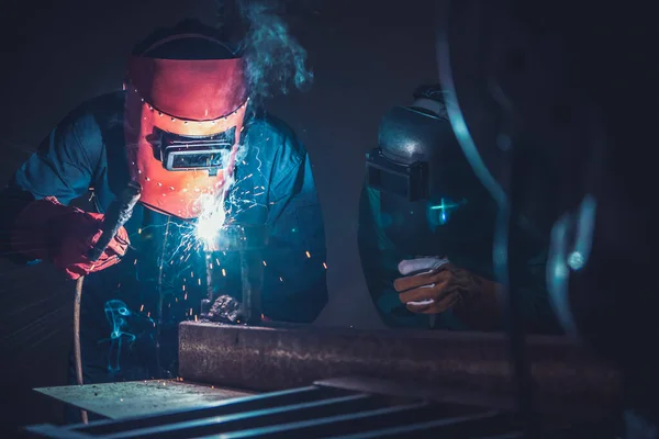 Metal Welding Steel Works Using Electric Arc Welding Machine Weld — Stock Photo, Image