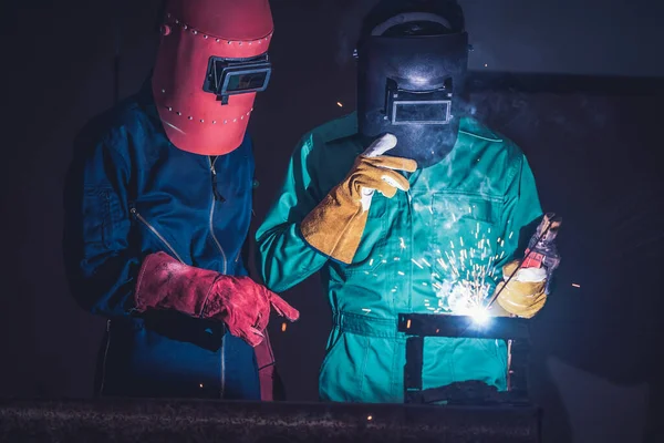 Las Obras Acero Soldadura Del Metal Usando Máquina Eléctrica Soldadura —  Fotos de Stock