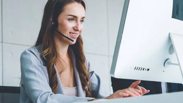 Des Gens Affaires Portant Casque Qui Travaillent Bureau Pour Soutenir — Photo