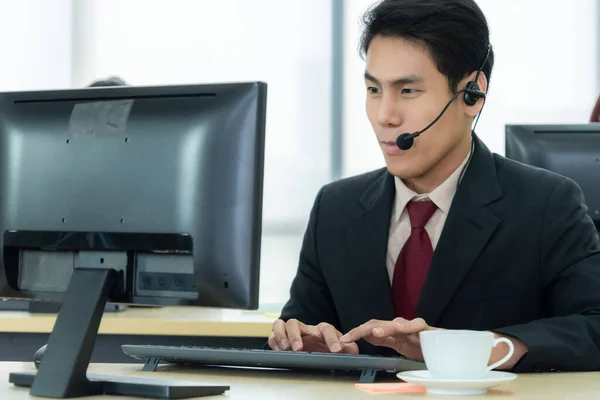 Geschäftsleute Mit Headset Arbeiten Büro Entfernte Kunden Oder Kollegen Unterstützen — Stockfoto