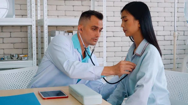 Läkare Professionell Uniform Som Undersöker Patienten Sjukhus Eller Läkarmottagning Koncept — Stockfoto