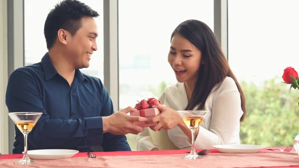 Ρομαντικό Ζευγάρι Δίνει Δώρο Στον Εραστή Στο Εστιατόριο Ευτυχισμένο Ζευγάρι — Φωτογραφία Αρχείου