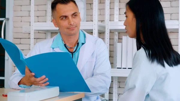 Médico Uniforme Profesional Examinando Paciente Hospital Clínica Médica Concepto Servicio — Foto de Stock