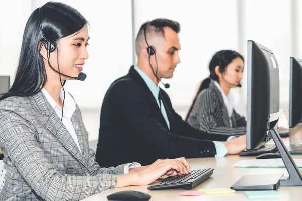 Gente Negocios Que Usa Auriculares Trabajando Oficina Para Apoyar Clientes —  Fotos de Stock