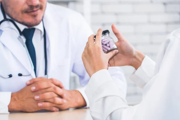 Arzt Uniform Untersucht Patient Krankenhaus Oder Der Klinik Gesundheitswesen Medizinisches — Stockfoto