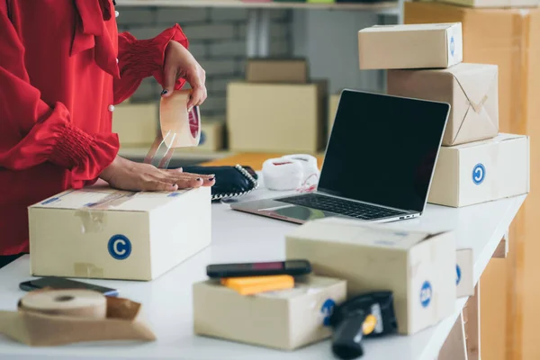 Vendedor Línea Trabaja Oficina Casa Empaca Caja Envío Cliente Propietario — Foto de Stock