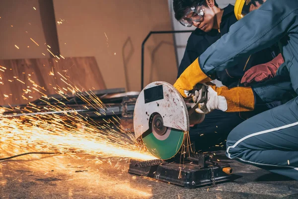 Professional Mechanic Man Cutting Steel Metal Rotating Carbon Blade Cutter — Stock Photo, Image