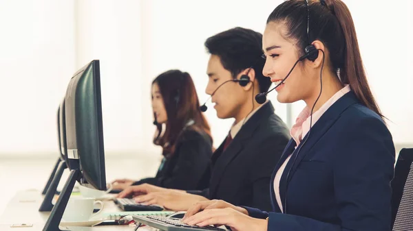 Des Gens Affaires Portant Casque Qui Travaillent Bureau Pour Soutenir — Photo