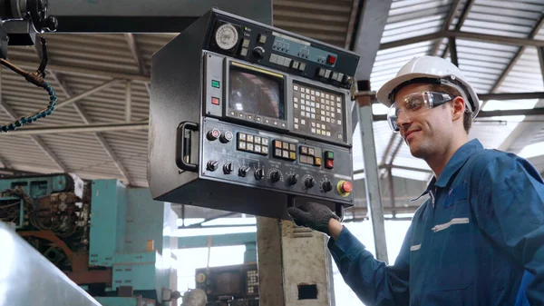 공장에서 기계를 사용하는 노동자 산업과 — 스톡 사진