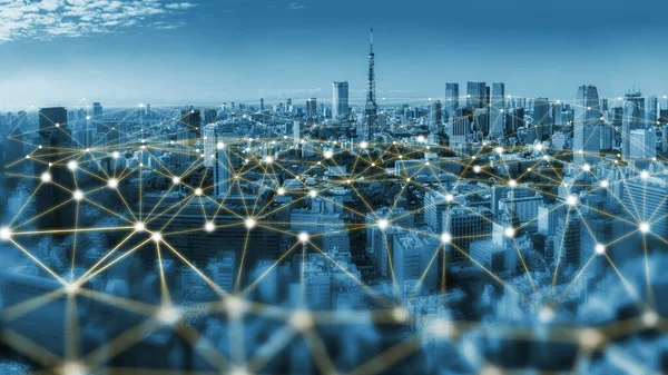 Modern yaratıcı iletişim ve internet ağı akıllı şehirde birleşir. 5G kablosuz dijital bağlantı ve gelecekteki şeylerin interneti kavramı.