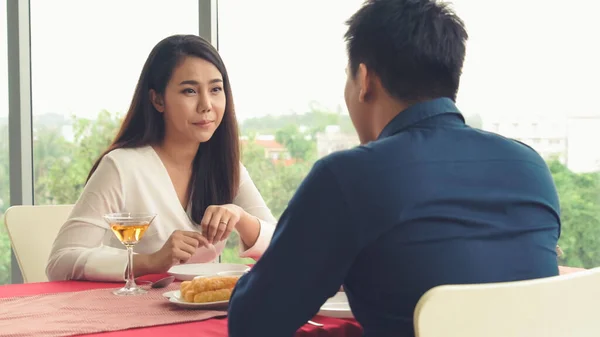 Glückliches Romantisches Paar Beim Mittagessen Restaurant Ehejubiläum Und Lebensstil — Stockfoto