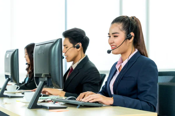 Geschäftsleute Mit Headset Arbeiten Büro Entfernte Kunden Oder Kollegen Unterstützen — Stockfoto