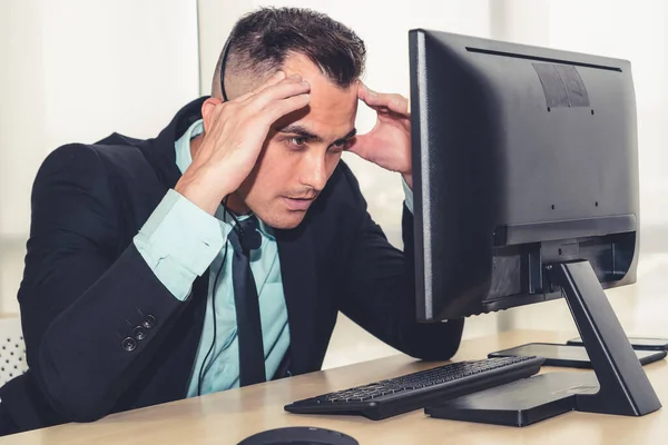 Gente Negocios Que Usa Auriculares Siente Infeliz Trabajando Oficina Falla —  Fotos de Stock