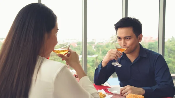 Glückliches Romantisches Paar Beim Mittagessen Restaurant Ehejubiläum Und Lebensstil — Stockfoto