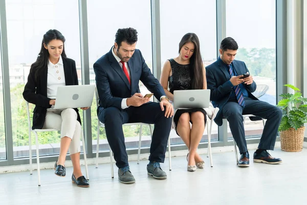 Arbeitssuchende Und Bewerber Warten Auf Bürostühlen Auf Ein Vorstellungsgespräch Qualifizierungskonzept — Stockfoto