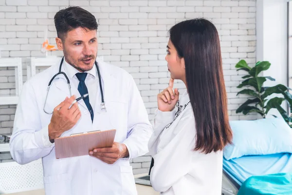 Médico Uniforme Profesional Examinando Paciente Hospital Clínica Médica Concepto Servicio — Foto de Stock