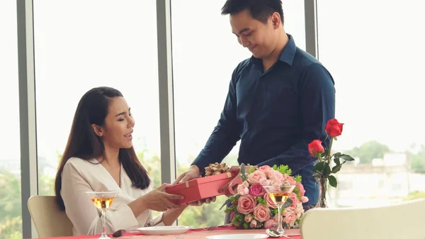 Ρομαντικό Ζευγάρι Δίνει Δώρο Στον Εραστή Στο Εστιατόριο Ευτυχισμένο Ζευγάρι — Φωτογραφία Αρχείου
