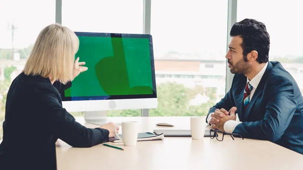 Zakenmensen Vergaderzaal Met Groene Scherm Chroma Key Computer Tafel Diverse — Stockfoto