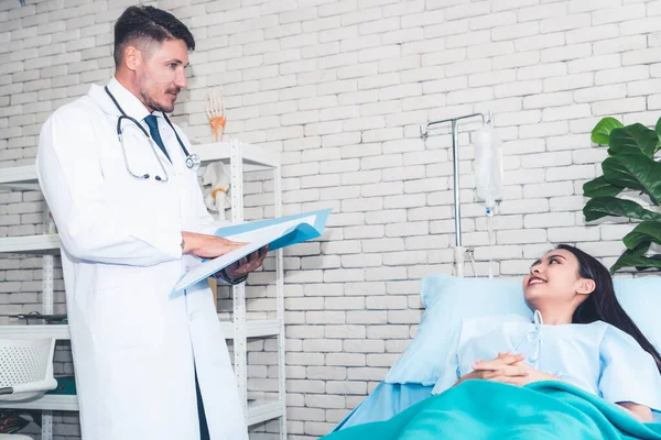 Médico Uniforme Profesional Examinando Paciente Hospital Clínica Médica Concepto Servicio — Foto de Stock