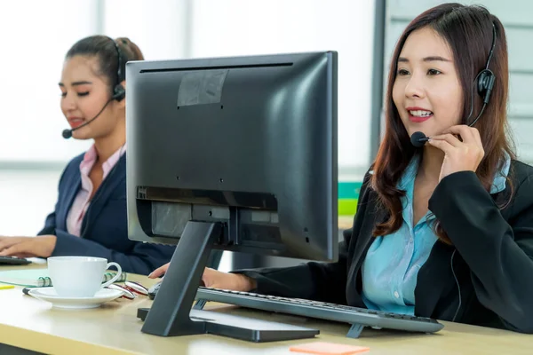 Gente Negocios Que Usa Auriculares Trabajando Oficina Para Apoyar Clientes — Foto de Stock