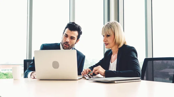 Twee Zakenmensen Praten Projectstrategie Kantoor Zakenman Bespreken Projectplanning Met Collega — Stockfoto