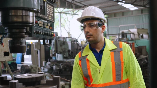 Trabajador Fábrica Inteligente Utilizando Máquina Taller Fábrica Concepto Industria Ingeniería —  Fotos de Stock