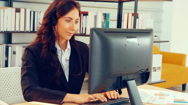 Geschäftsleute Mit Headset Arbeiten Büro Entfernte Kunden Oder Kollegen Unterstützen — Stockfoto