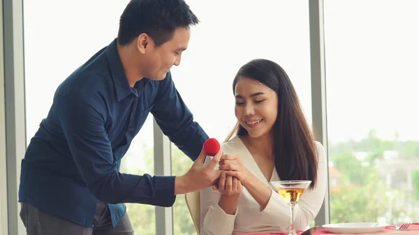 Romantisches Paar Beschenkt Liebhaber Restaurant Lebensstil Glücklicher Paare — Stockfoto