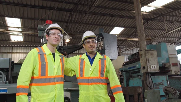 Groupe Travailleurs Usine Utilisant Des Équipements Machine Dans Atelier Usine — Photo