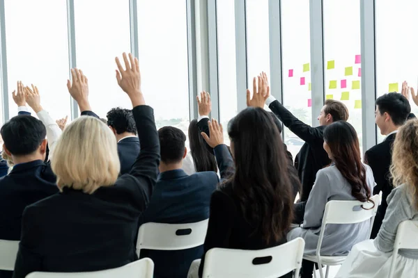 Grupp Affärsmän Träffas Seminariekonferens Publiken Lyssnar Instruktör Medarbetarutbildning Toppmöte För — Stockfoto