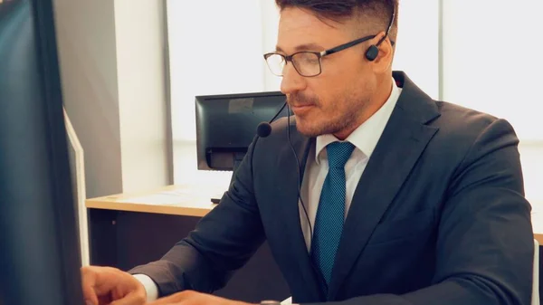 Επιχειρηματίες Που Φορούν Ακουστικά Και Εργάζονται Στο Γραφείο Για Την — Φωτογραφία Αρχείου