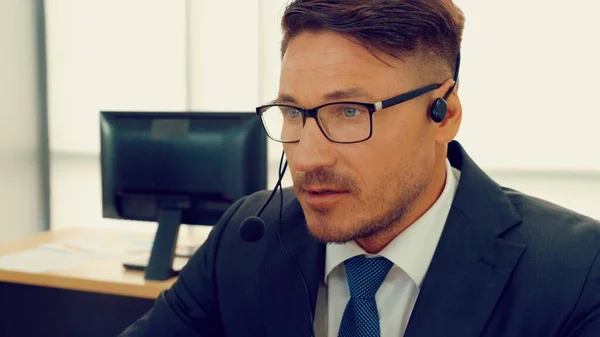 Pebisnis Yang Memakai Headset Bekerja Kantor Untuk Mendukung Pelanggan Atau — Stok Foto