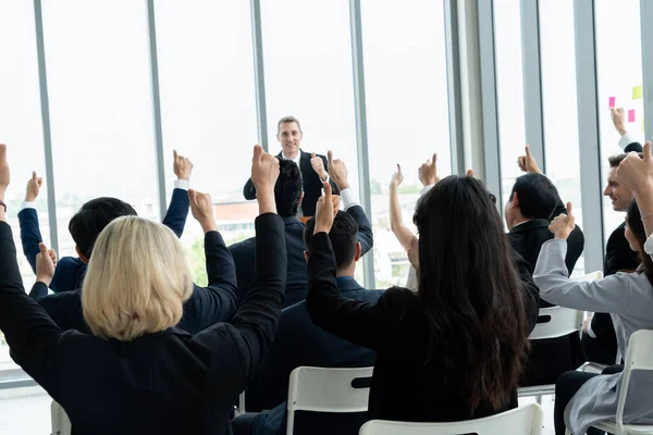 Grupa Przedsiębiorców Spotyka Się Konferencji Seminaryjnej Publiczność Słuchająca Instruktora Szkoleniu — Zdjęcie stockowe