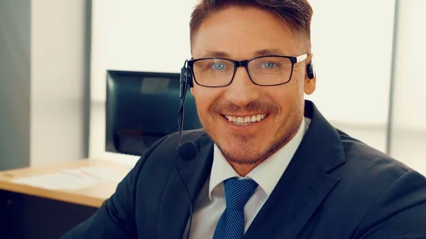 Gente Negocios Que Usa Auriculares Trabajando Oficina Para Apoyar Clientes — Foto de Stock