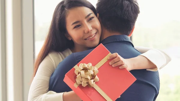 Romantic Couple Giving Gift Lover Restaurant Happy Couple Lifestyle — Stock Photo, Image