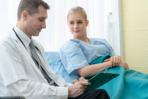 Doutor Uniforme Profissional Examinando Paciente Hospital Clínica Médica Conceito Serviço — Fotografia de Stock