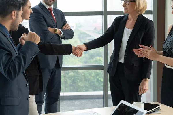 Zakenmensen Handdruk Het Hoofdkantoor Tonen Professionele Overeenstemming Een Financiële Deal — Stockfoto