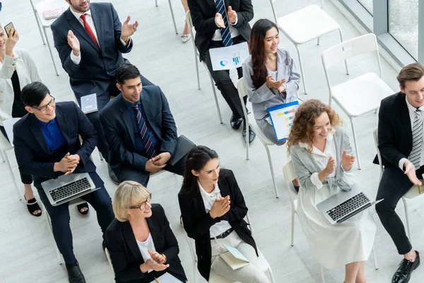 Grupo Empresários Reunidos Uma Conferência Seminário Audiência Ouvindo Instrutor Sessão — Fotografia de Stock
