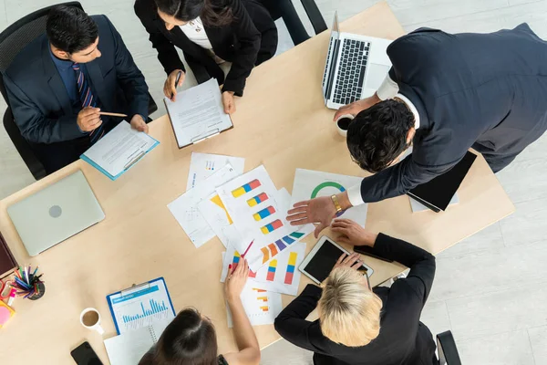 Riunione Gruppo Uomini Affari Sparato Dalla Vista Dall Alto Ufficio — Foto Stock